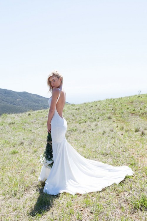 a gorgeous plain mermaid wedding dress with a low back, spaghetti straps and a train is a very sexy option to try