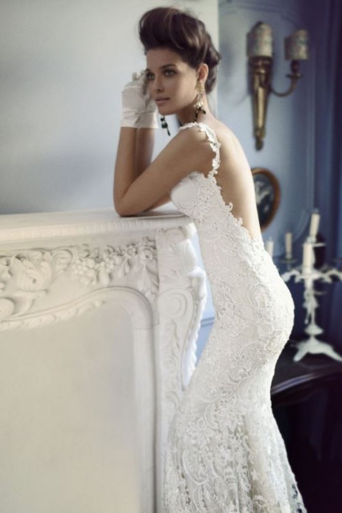 a refined lace mermaid wedding dress with lace straps, a low back and a train is a veyr stylish idea
