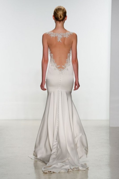 a refined mermaid wedding dress with a low back, with a lace top, a row of buttons and a train for a formal wedding