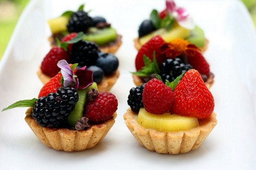 mini tartlets with custard and fresh berries and greenery are perfect for any wedding in any season