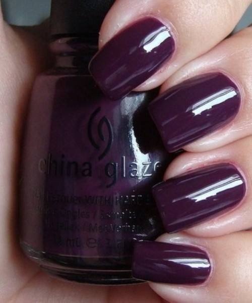 a deep purple manicure is a chic idea for a bride and bridesmaids