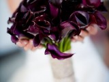 a deep purple calla wedding bouquet with a neutral wrap is timeless classics for a bride