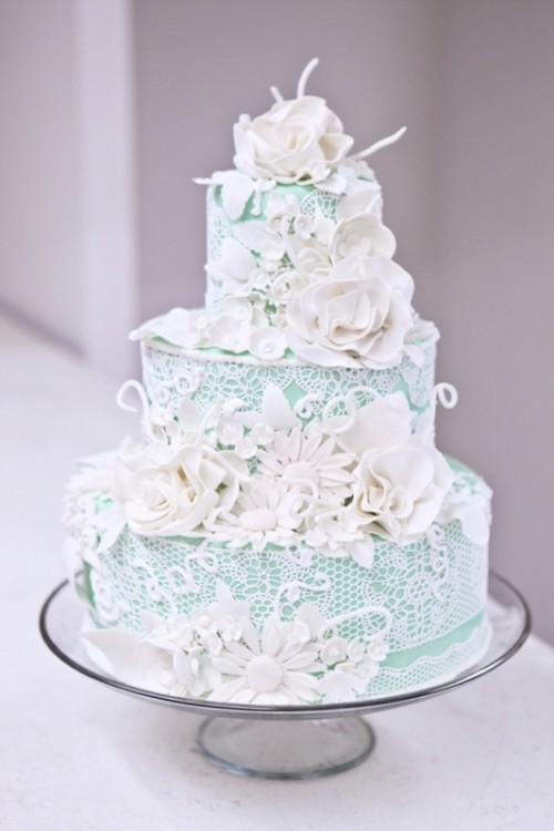 a mint wedding cake with white lace and white guar flowers is a very tender and chic idea for a spring wedding
