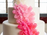 a white buttercream wedding cake with ombre sugar corals – from white to pink and red is a fantastic solution for a beach wedding
