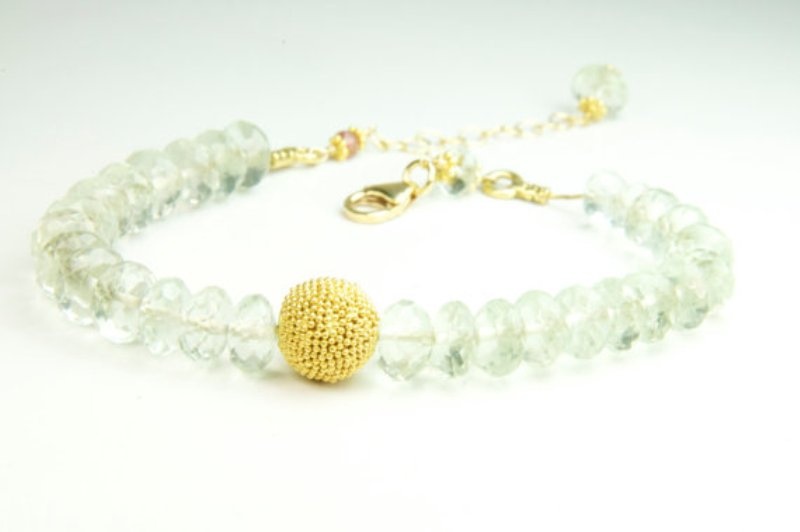 a mint colored bead bracelet with a yellow bead in the center is a very cool idea