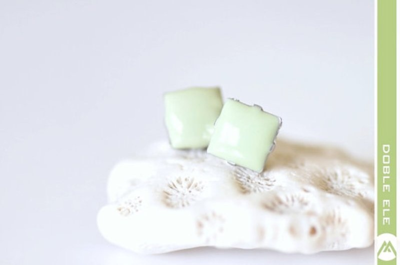 Mint square shaped earrings are nice for brides and bridesmaids to accent the look