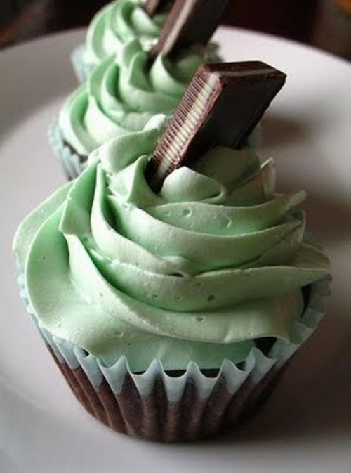 chocolate and mint wedding cupcakes with much icing accented with a bit of chocolate