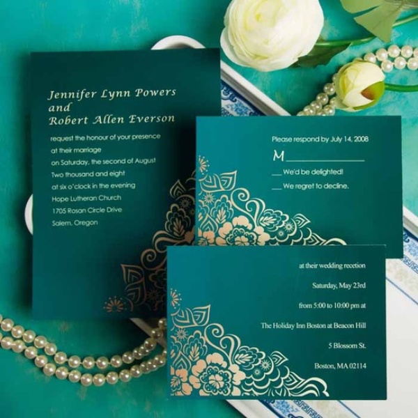 Emerald green wedding stationery with touches of gold is a timeless and chic idea