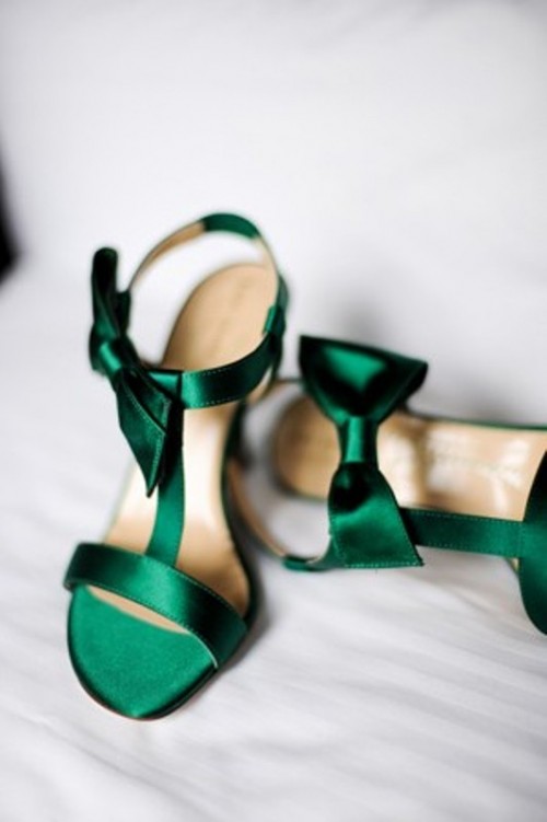 emerald bow heels look very elegant and chic and will help you incorporate this color into your bridal look