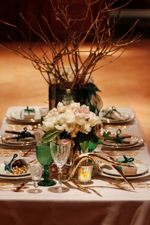 emerald glasses and greenery with white blooms for a chic and fresh table setting