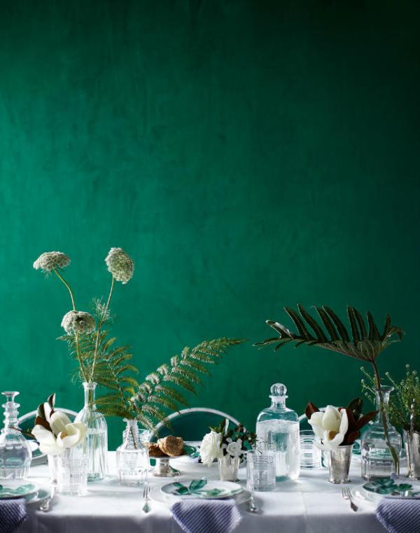 An emerald backdrop is a cool idea for a weddign reception, it's easy to realize