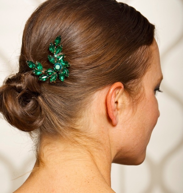 An emerald rhinestone headpiece is a chic accessory for a wedding with emerald touches