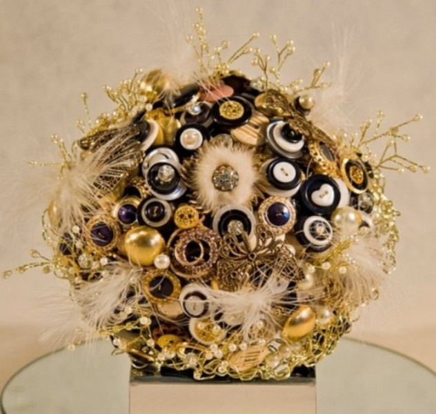 A bright wedding bouquet of buttons, brooches, feathers and pearly touches to stand out a lot