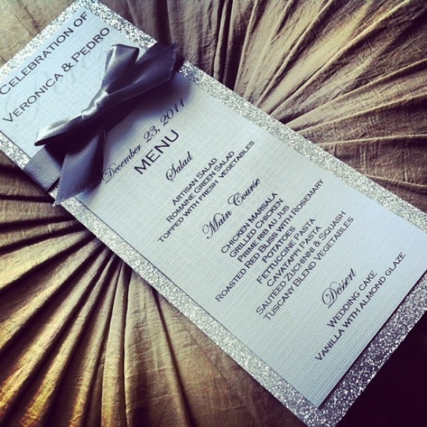 A chic silver glitter frame menu with a grey bow is a very refined and elegant idea for a glam wedding