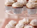 cupcakes in silver lines and topped with silver glitter are amazing for serving them at holiday and just winter weddings