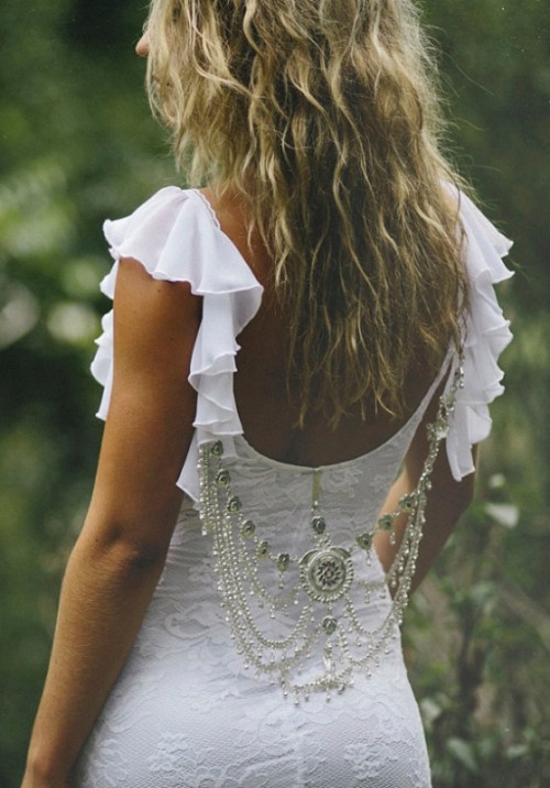 heavy embellishments hanging under the cutout back highlight it and make the look more boho and catchy