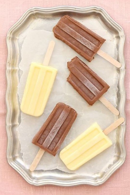 chocolate and vanilla popsicles will refresh your guests, it's a great idea for summer