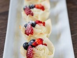 edible mini cups with cream cheese and fresh berries are a tasty idea for every season