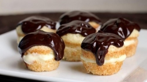 mini cakies with chocolate on top will please most of your guests