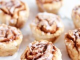 cinnamon roll buns with glazing are a delicious and cozy idea – such buns are loved by everyone