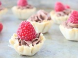 mini cups with chocolate mousse and fresh raspberries will be a tasty mini dessert idea