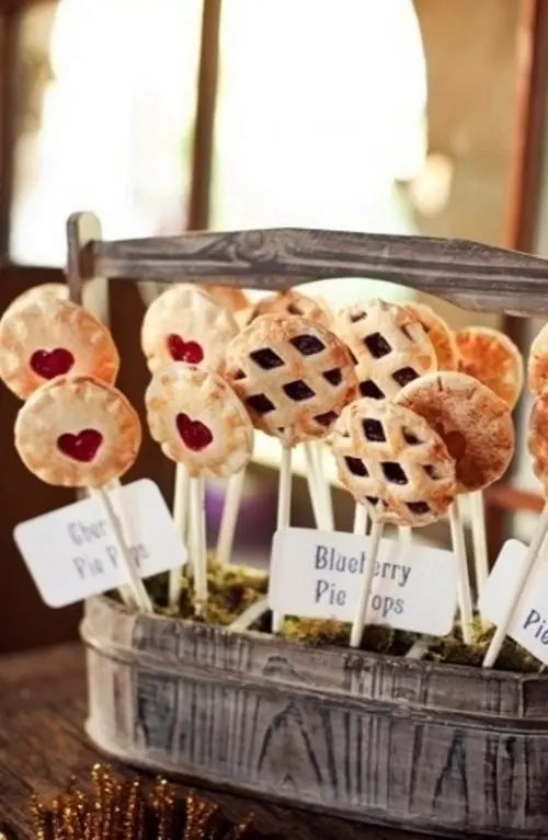 mini fruit and berry pies on sticks are a very creative idea to serve them