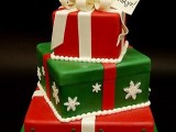 a red, green and white Christmas wedding cake composed of gift boxes, with large bows and a tag is a pretty idea