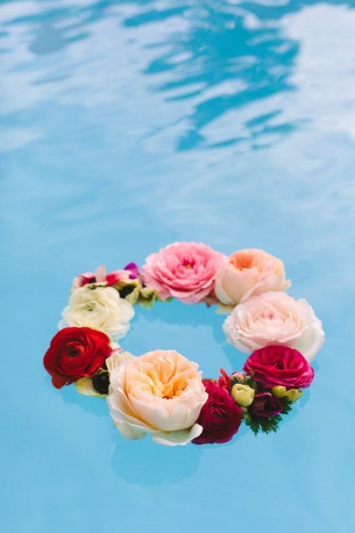 a colorful wreath floating in the pool is a lovely idea to rock, decorate your pool with them and make it look wonderful