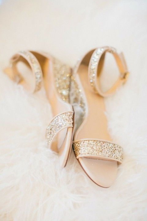 gold glitter flat ankle strap shoes are a chic and shiny touch to the outfit, they bring color and a shiny touch at the same time without sacrificing the comfort