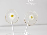 daisy lollipops are a delicious wedidng favor idea for spring or summer