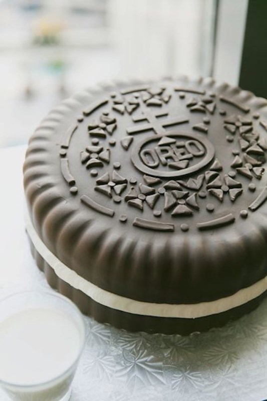 a giant OREO cake is a lovely idea of a groom's cake, it looks awesome and is amazing for a person with a sweet tooth