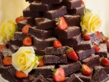 a brownie stack with fresh blooms and strawberries is a lovely idea for a wedding, it will please a whole crowd