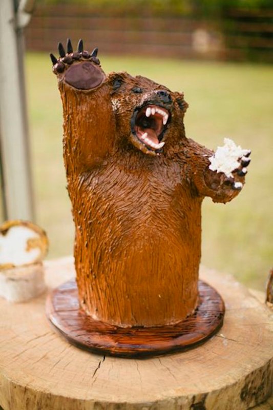 a crazy roaring bear cake is a bold solution for a groom's party, and it can fit a hunter or hiker person