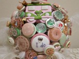 a funny brooch, button and badge wedding bouquet with feathers is a very cool and fun idea for a DIYer