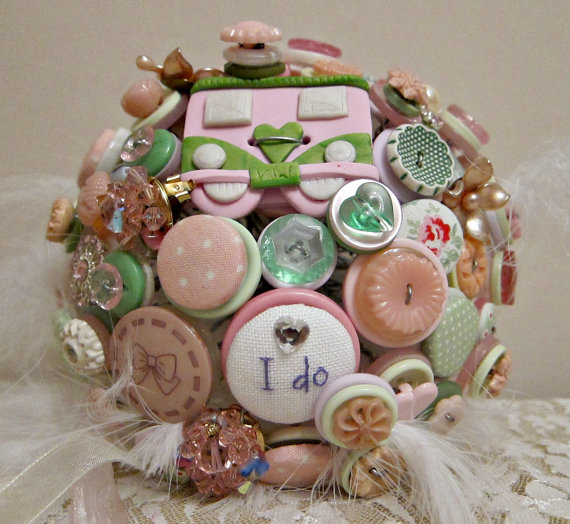 A funny brooch, button and badge wedding bouquet with feathers is a very cool and fun idea for a DIYer