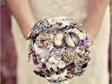 a refined brooch wedding bouquet is a nice idea for a vintage-loving bride, you can DIY it