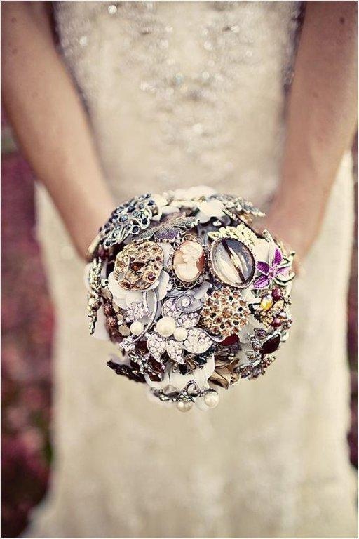 A refined brooch wedding bouquet is a nice idea for a vintage loving bride, you can DIY it