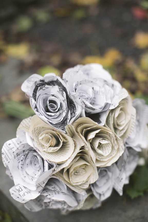 A creative wedding bouquet of flowers made of note paper is a very cool and fun idea for summer