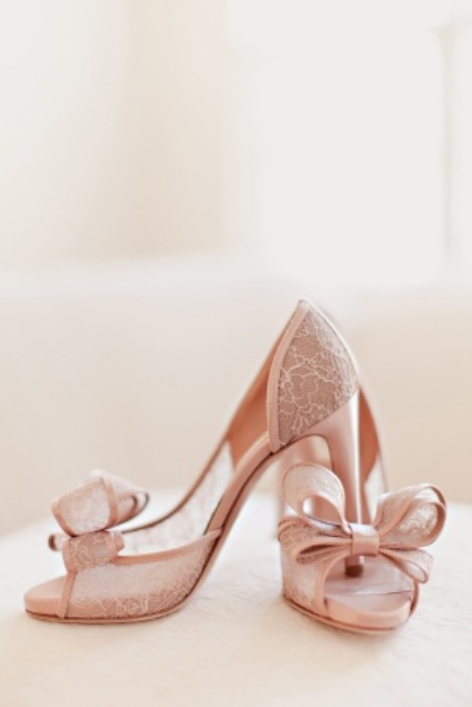 dusty pink peep toe wedding shoes with lace parts and large bows for a girlish and refined bride