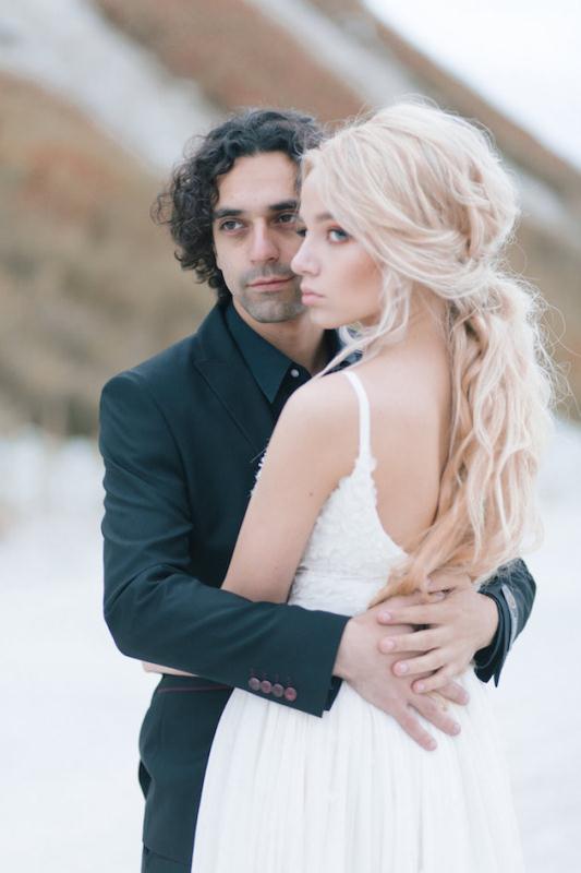 Picture Of ange ou demon inspired winter wedding inspiration  14