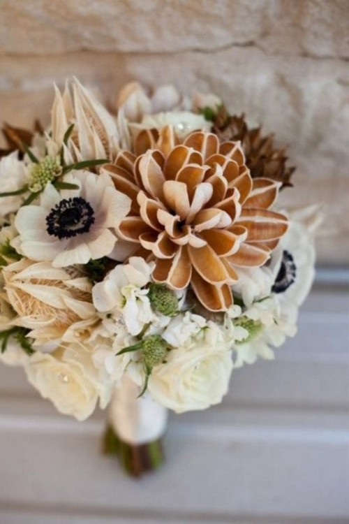 a neutral bouquet with amber blooms and leaves is a stylish idea for a fall bride