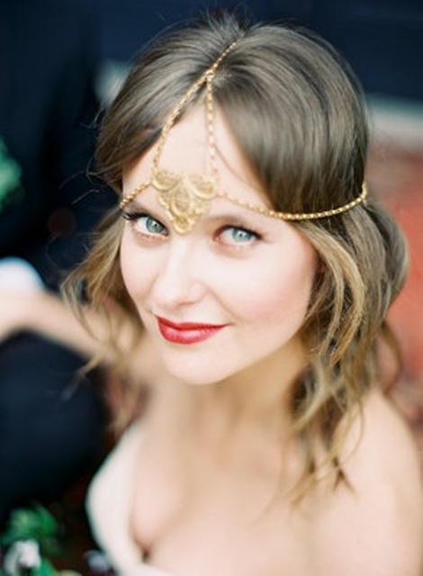 a gold chain and pendant headpiece for a free-spirited boho chic bride is a cool and bold idea