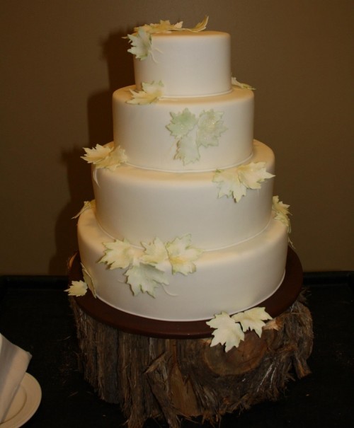 a white fall wedding cake decorated with neutral sugar leaves is a very stylish and non-typical idea for a fall wedding