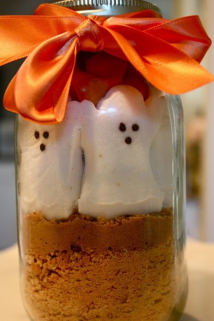 a jar with cocoa and ghost marshmallows is a cool Halloween wedding favor you can easily DIY