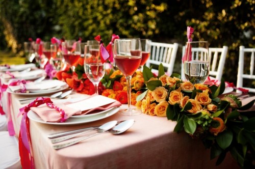 a super bright peachy bloom table runner is ideal for an outdoor fall wedding