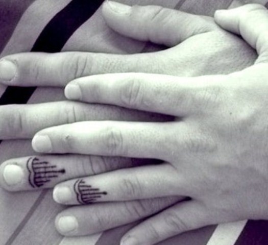 Various symbolic patterns and looks can be tattooed on your fingers as wedding bands