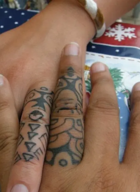 Unique couples tattoos in tribal style covering the whole finger