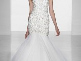 a strapless mermaid wedding dress with a beaded bodice and a tulle tail skirt is a bold and cathcy solution for a modern glam bride
