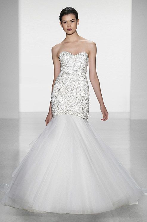 a strapless mermaid wedding dress with a beaded bodice and a tulle tail skirt is a bold and cathcy solution for a modern glam bride