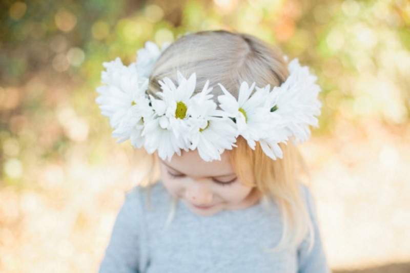 Picture Of beautiful and easy diy daisy chain floral crown  1
